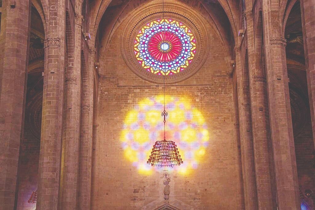 De ce Catedrala din Mallorca, „La Seu”, cel mai important obiectiv turistic din Insulele Baleare, este numită „Catedrala Luminii”